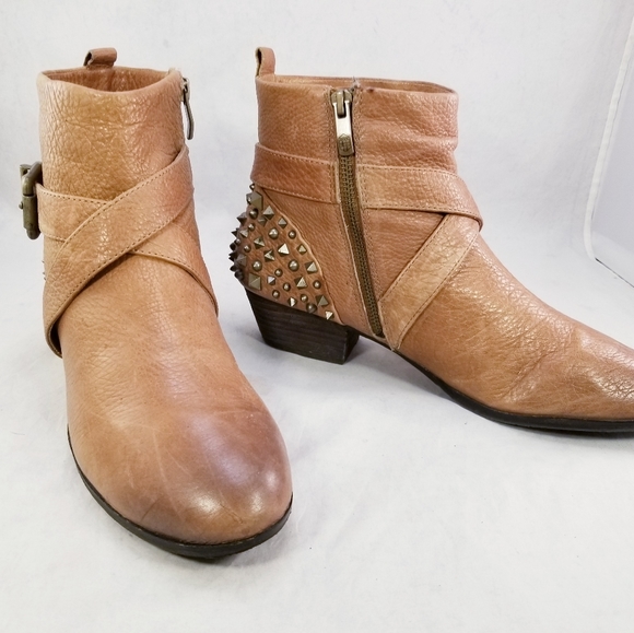VINCE CAMUTO STEAMPUNK STUDDED BUCKLE SIDE ZIPPER TAN LEATHER ANKLE BOOTS SZ 10 - Picture 4 of 9